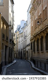 PARIS, FRANCE - AUGUST 21 2019 : Street Of Paris, Left Bank Of The Seine River.