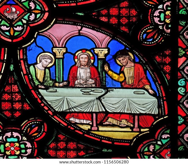 PARIS, FRANCE - JANUARY 09: Supper at Emmaus,\
stained glass window from Saint Germain l\'Auxerrois church in\
Paris, France on January 09,\
2018.