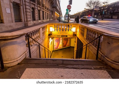 Paris, France - January 19, 2022: Metropolitan Subway Station Of Concorde In The First Arrondissement Of  Paris, France.