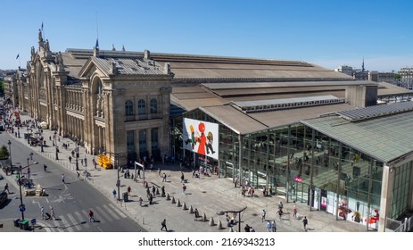 Paris, Frankreich. 20. Juni 2022. Luftbild der Fassade des Bahnhofs Gare du Nord. Viele Menschen außerhalb des Bahnhofs