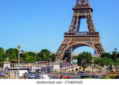 Paris, France -June 2019- Tourists And Sightseeing Buses In The Crowded Surroundings Of The Busy Arch Bridge Pont D'Iéna, In Front Of Trocadéro Square And At The Foot Of The World-famous Eiffel Tower