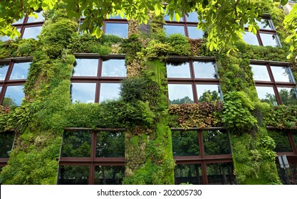 PARIS, FRANCE - JUNE 9: Quai Branly Museum On June 9, 2014 In Paris, France. The Green Wall On Part Of The Exterior Of The Museum Was Designed And Planted By Gilles Clement And Patrick Blanc. 