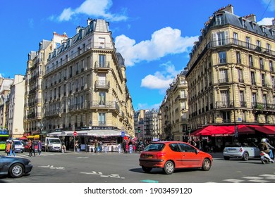 Paris, France - March 22, 2014: Boulevard Saint-Germain On A Sunny Spring Day. Typical Architecture Of Baron Haussmann