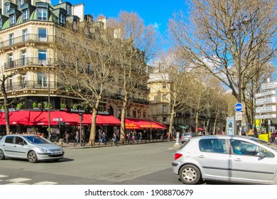 Paris, France - March 22, 2014: Boulevard Saint-Germain On A Sunny Spring Day. Typical Architecture Of Baron Haussmann