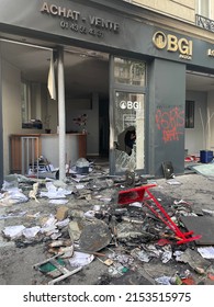 Paris, France, May 1, Damage To Windows Shop Caused By The Clashes On Labor Day.  Restaurants, Automatic Teller Machines, Banks And Insurance Offices Were Damaged By Black Block On 2022.