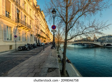 Paris, France - May 11, 2021: Seine River On Ile Saint Louis In Paris, France