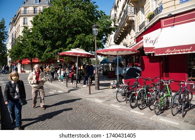 Paris, France - May 15, 2020: Urban Scene At Ile Saint-Louis. Senior People In  Protective Masks Walk; People Buy Famous Berthillon Ice Cream Take Away. Coronavirus Lockdown End, Deconfinement Start. 