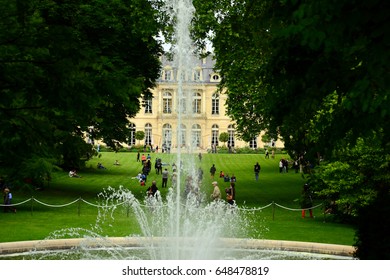 Paris, France - May 31th 2014 : The Garden Of The Élysée Palace, The Official Residence Of The President Of The French Republic. Focus On The Fountain.