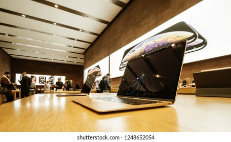 PARIS, FRANCE - NOV 8, 2018: Side View Of Modern Latest New Apple MacBook Air Thin Laptop Featuring Retina Screen And New CPU - Apple Store With Shoppers