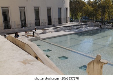 Paris, France, Trocadéro, October 16th, 2021: Overview Of The Water Bowl Of The Esplanade Of The Trocadéro In Paris 16th.