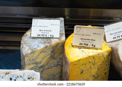 Paris, France - Okt 10, 2022: Blueberry Farm Cheese. Cheese Shop Window.