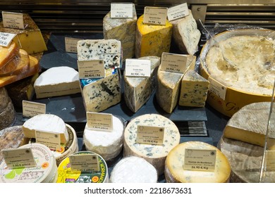 Paris, France - Okt 10, 2022: Blueberry Farm Cheese. Cheese Shop Window.