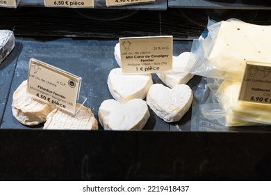 Paris, France - Okt 10, 2022: Blueberry Farm Cheese. Cheese Shop Window.