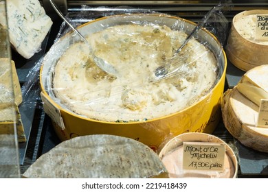 Paris, France - Okt 10, 2022: Blueberry Farm Cheese. Cheese Shop Window.