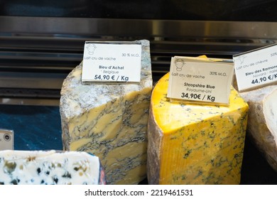 Paris, France - Okt 10, 2022: Blueberry Farm Cheese. Cheese Shop Window.