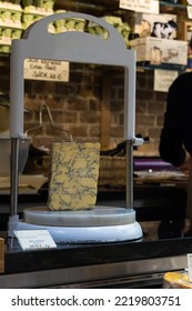 Paris, France - Okt 10, 2022: Blueberry Farm Cheese. Cheese Shop Window.