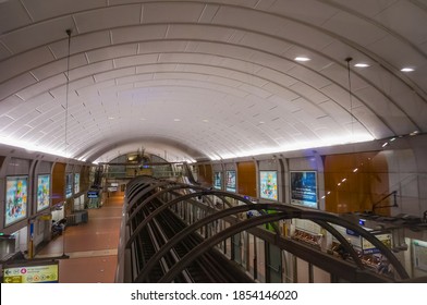 Paris, France - Sept. 2020 - Perspective View Of A Vaulted Tunnel In The Underground Station Of Châtelet, Featuring Glass Landing Doors On The Platforms Of The Automatic Metro Of The Line 14