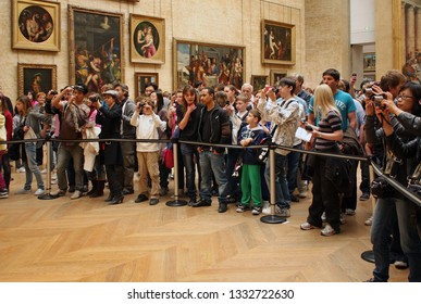 Paris, France - September 12, 2008: A Big Crowd Of Tourist With No Smartphones Lined Up At The Barrier In Front Of The Mona Lisa In The Louvre To Take A Look At The Painting.