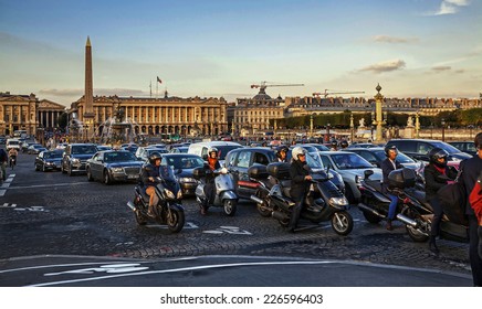 Paris,  France - SEPTEMBER 20, 2013: Traffic Jam In Paris France. Place De La Concorde  Is One Of The Major Public Squares In Paris, France.