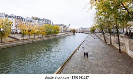 Paris (France) - Walking Along The River Seine In A Winter Day