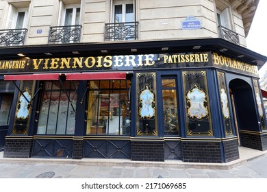 Paris, France-June 16 , 2022 : The Vintage Bakery And Cake Shop Au Pain Retrouve Located In 6th District Of Paris. The Front Shows The Ornaments Of Woodwork , Set Under Glass, With Gold Leaf.