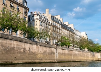 Paris, ile saint-louis and quai de Bethune, beautiful ancient buildings, panorama