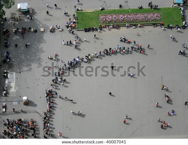 Paris June 27 Long Queue Eiffel Stock Photo (Edit Now) 40007041