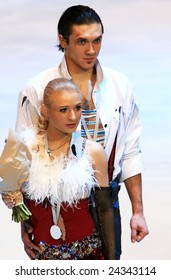 PARIS - NOVEMBER 15: Russian Ice Skaters Maria Mukhortova / Maxim Trankov Pose During Medal Ceremony At ISU Grand Prix - Eric Bompard Trophy In Bercy, Paris, France On November 15, 2008.