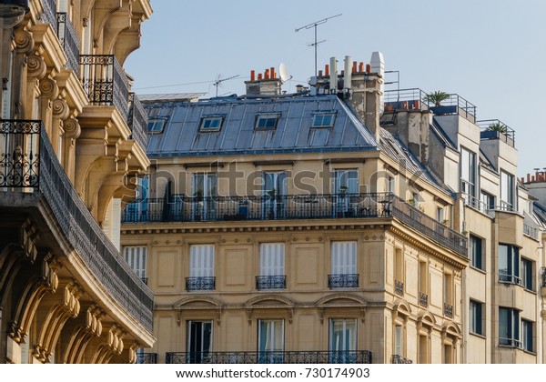 パリの住宅 古いパリ建築 美しいファサード 日の当たる日の典型的なフランスの家 ヨーロッパの有名な旅行先 都会の生活 ライフスタイル 高価な不動産のコンセプト の写真素材 今すぐ編集
