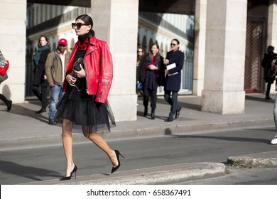 PARIS-MARCH 9, 2015. Street Style During Paris Fashion Week. Ready To Wear
