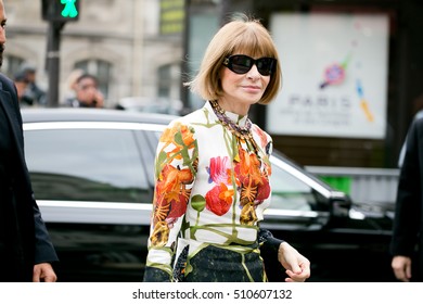 PARIS-OCTOBER-1, 2016: VOGUE redactrice "Anna Wintour" is going to a fashion show in Paris. Paris fashion week: Ready to wear 2017,2018.