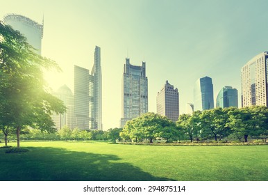 parque en el centro financiero de Lujiazui, Shanghai, China Foto de stock