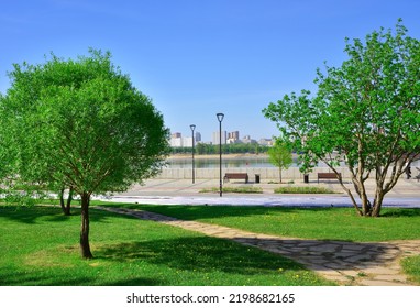 Park On The City Embankment. Embankment Of The Ob River In Spring. Novosibirsk, Siberia, Russia, 2022