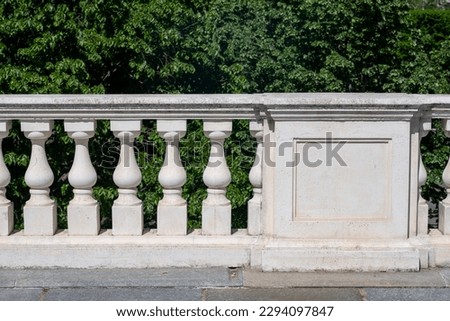 park with a white marble balustrade in the background green plants give style and sophistication. The parapet is made up of small columns and shaped pillars with a sill also used as a handrail. Foto stock © 