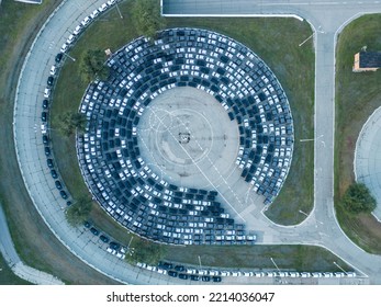 Parked Cars In The Shape Of A Circle In The Top View. A Group Of Colorful Cars. View From Above. Bird's-eye View Of Cars Lined Up In A Circle. Photo From The Drone