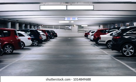 парковка автомобилей без людей