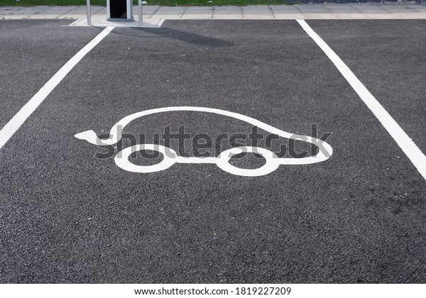 Parking for electric\
vehicles in city