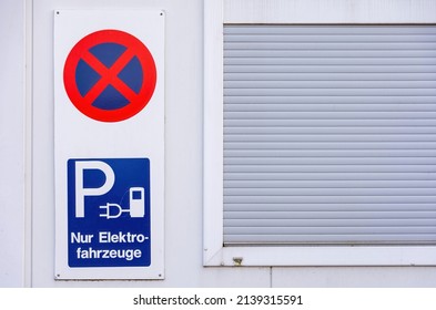 A Parking Lot With A No Stopping Sign And The German Text For Electric Vehicles Only In The City