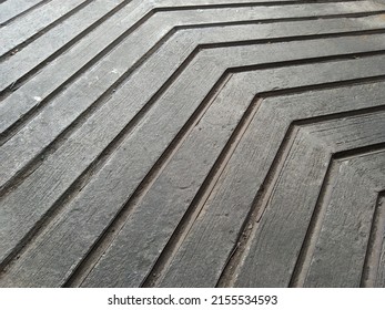 parkinglot enterence floor with triangle stripes