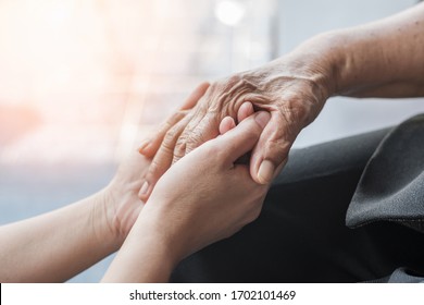 Parkinson-Patient, Alzheimer ältere Alzheimer, Arthritis Person Hand zur Unterstützung der Pflege der Familie Pflege für Behindertenbewusstsein Tag, Nationale Pflegekräfte Monat, Alterung der Gesellschaft 