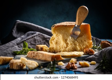 Parmesan cheese composition with special cheese knife