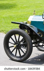 Partial front view (wheel and wing) of a vintage car