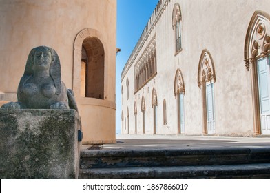 Eingeschränkte Sicht auf die Außenfassade des Schlosses Donnafugata in der Provinz Ragusa, Sizilien