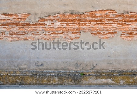partially decrepit wall revealing toulouse bricks