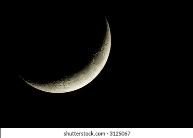 A particularly thin crescent moon, shot with 8" refractor.