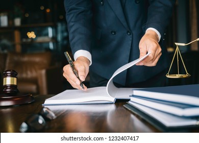 Partneranwälte oder Rechtsanwälte, die einen Vertragsvertrag erörtern. Erfolgreiche Geschäftsleute, die den Unterzeichnungsvertrag handhaben, einen Vertrag zum Schutz haben, die Unterzeichnung bescheidener Vereinbarungen im Amt.