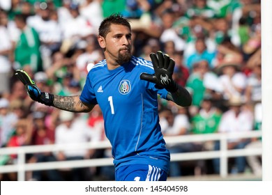 PASADENA, CA - JULY 7: Jonathan Orozco #1 Of Mexico During The 2013 CONCACAF Gold Cup Game Between Mexico And Panama On July 7, 2013 At The Rose Bowl In Pasadena, Ca.