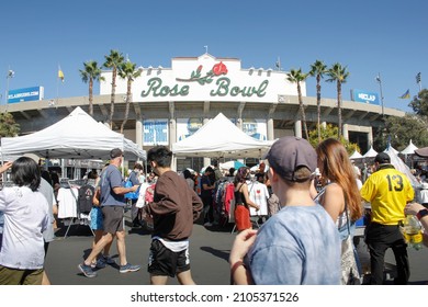 Pasadena, California, United States - 10-25-2021: A View Of A People Walking Around The Rose Bowl Flea Market.