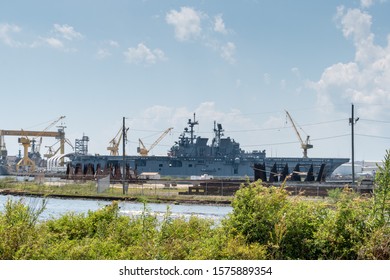  Pascagoula, MS - ‎June ‎9, ‎2019: The Ship Yard Of Ingalls Shipbuilding With Several Military Navy War Ships