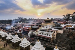 Pashupatinath Chrám A Hořící Ghaty V Káthmándú Při Západu Slunce